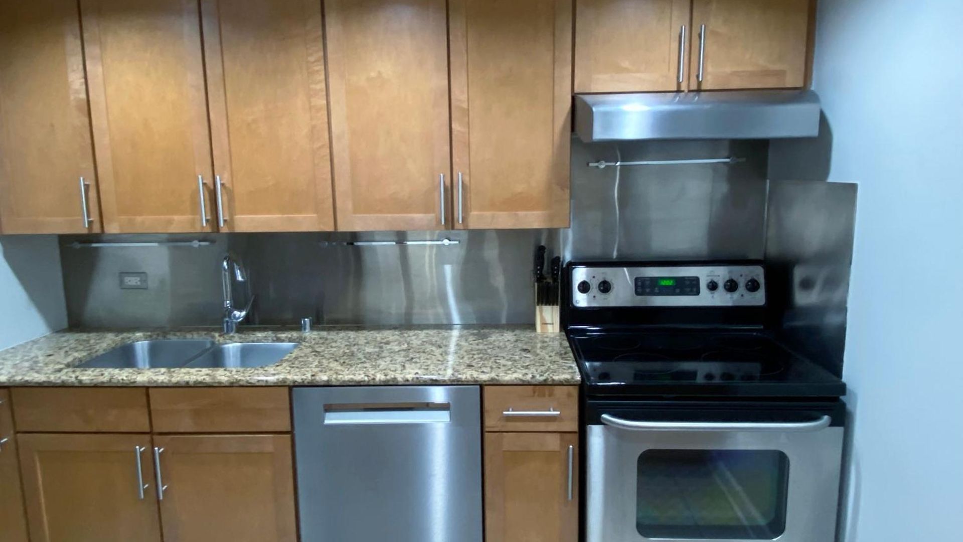 River North Magnificent Mile Condo, And Views, 43rd Floor Corner, Parking Included! Apartment *