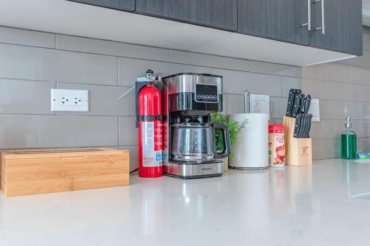 Spacious 3br 420-friendly | Mccormick & Uic Campus Apartment