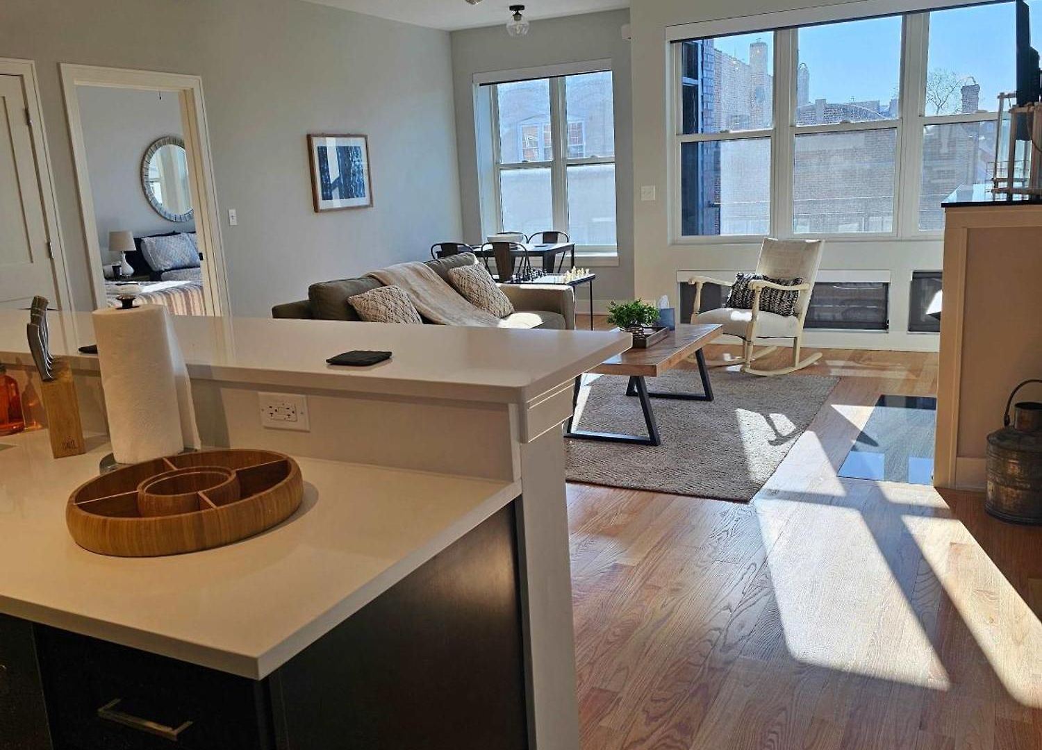 Apartment Updated 3 Bedroom Downtown Pilsen *