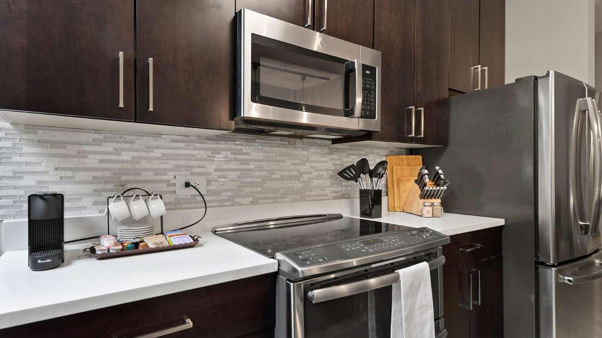 The Bernadin- Designer 3br Center With Balcony Chicago