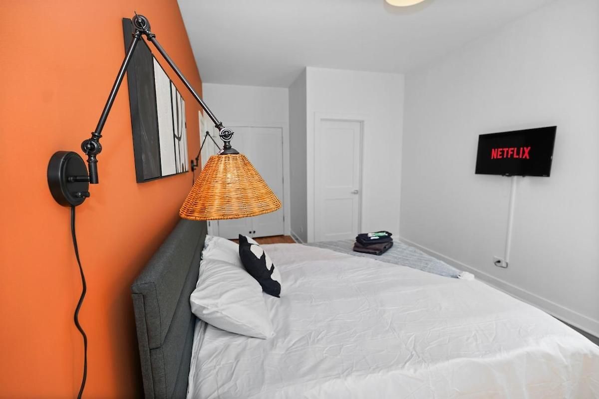 Modern 4br Pilsen Retreat Near Illinois Medical District & Downtown Apartment
