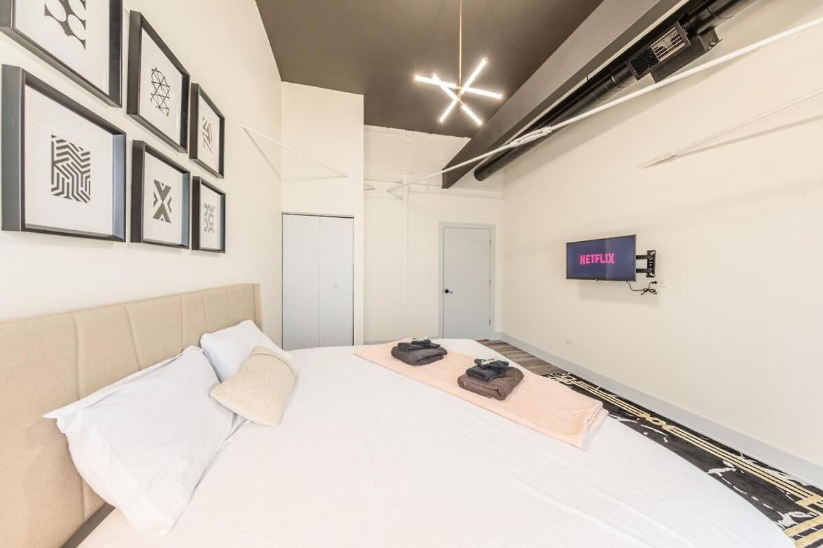 Apartment Luxury 5br W/ King Bed & Pool Table Near Chinatown Chicago