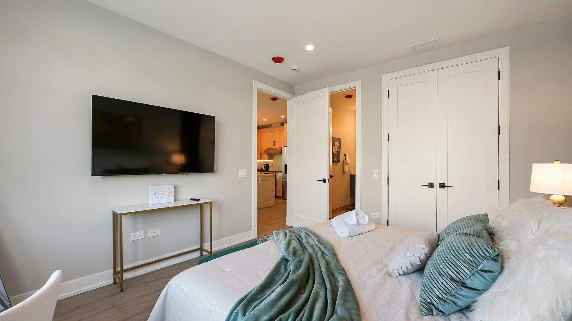 Apartment Welcoming Month Long 2bd 2ba With Parking Chicago