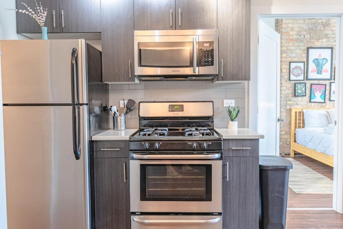 Spacious 3br 420-friendly | Mccormick & Uic Campus Apartment *