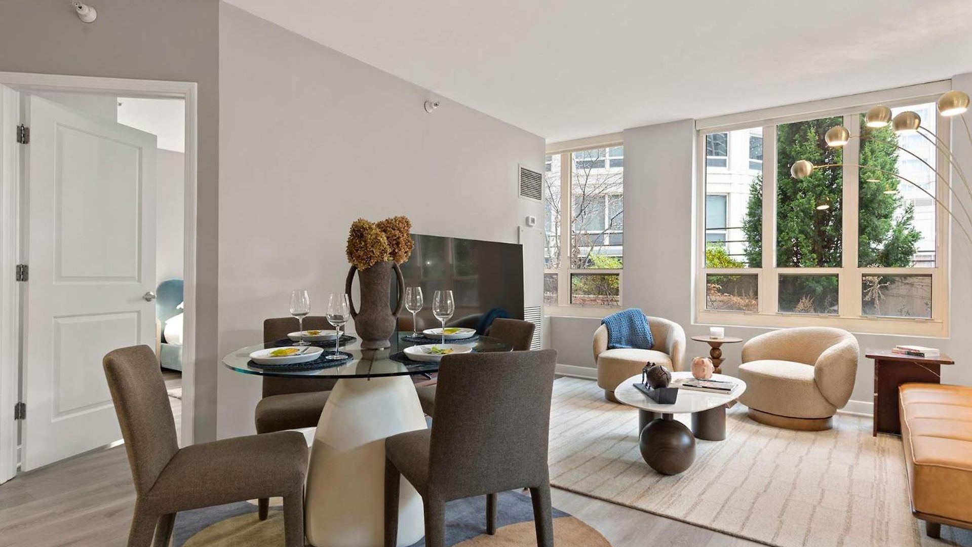 Apartment The Bernadin- Designer 3br Center With Balcony Chicago