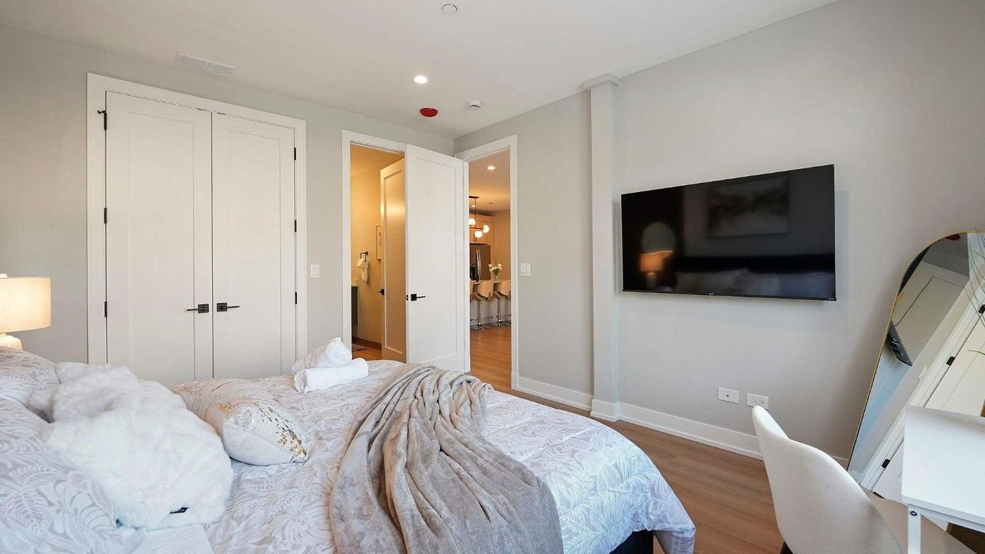 Modern By Med District With Parking & Laundry