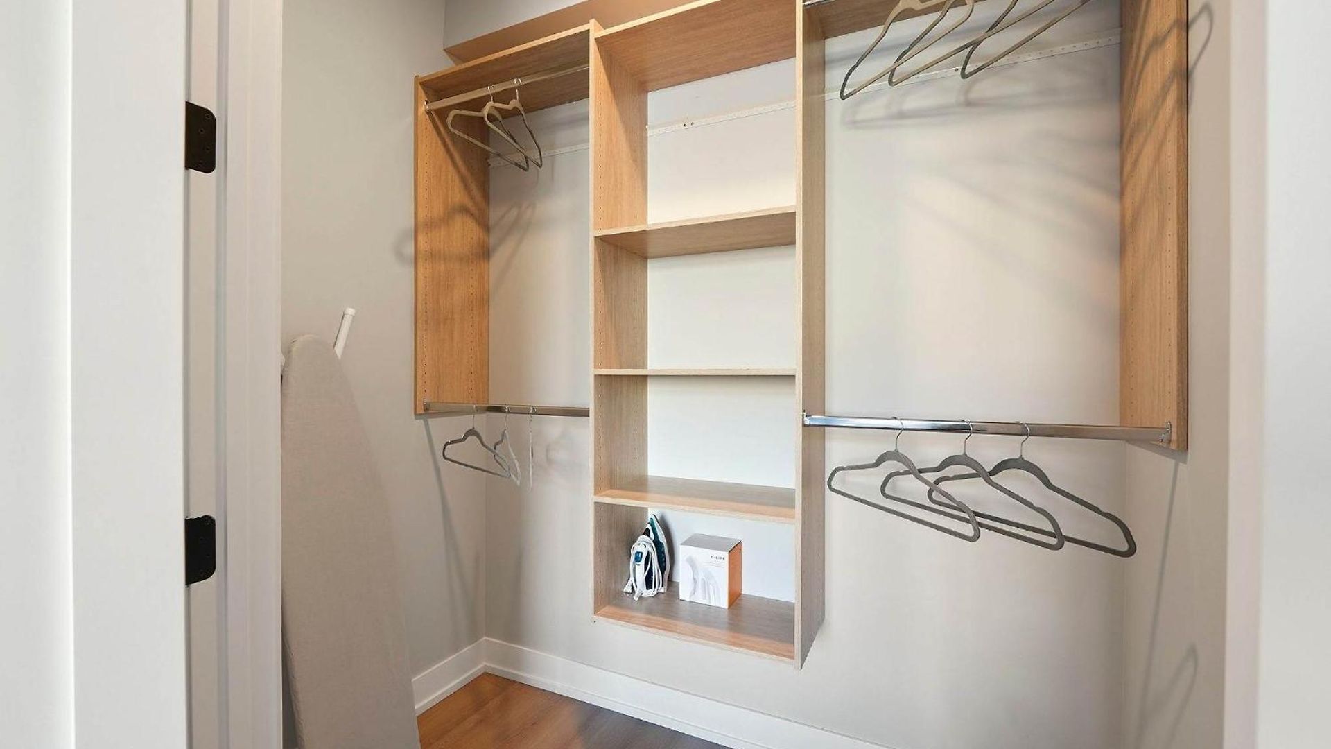 Modern By Med District With Parking & Laundry Apartment *