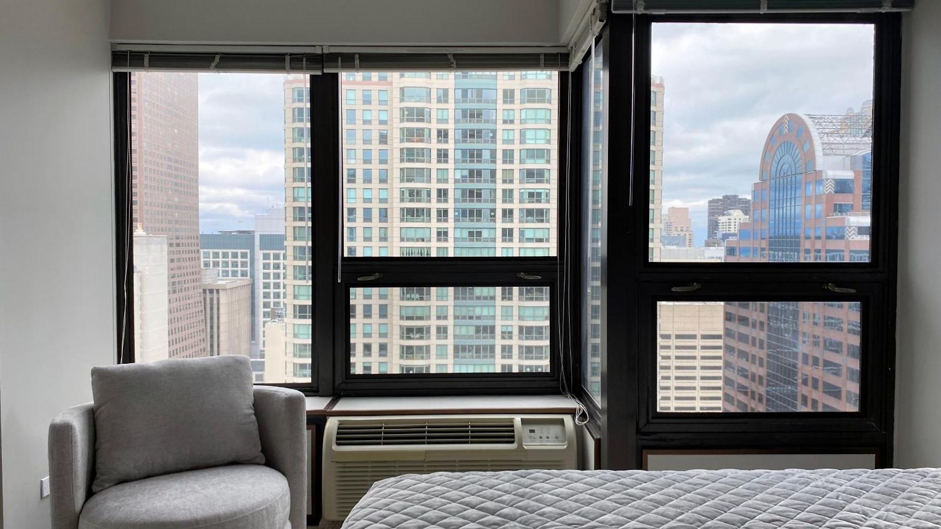 River North Magnificent Mile Condo, And Views, 43rd Floor Corner, Parking Included! *