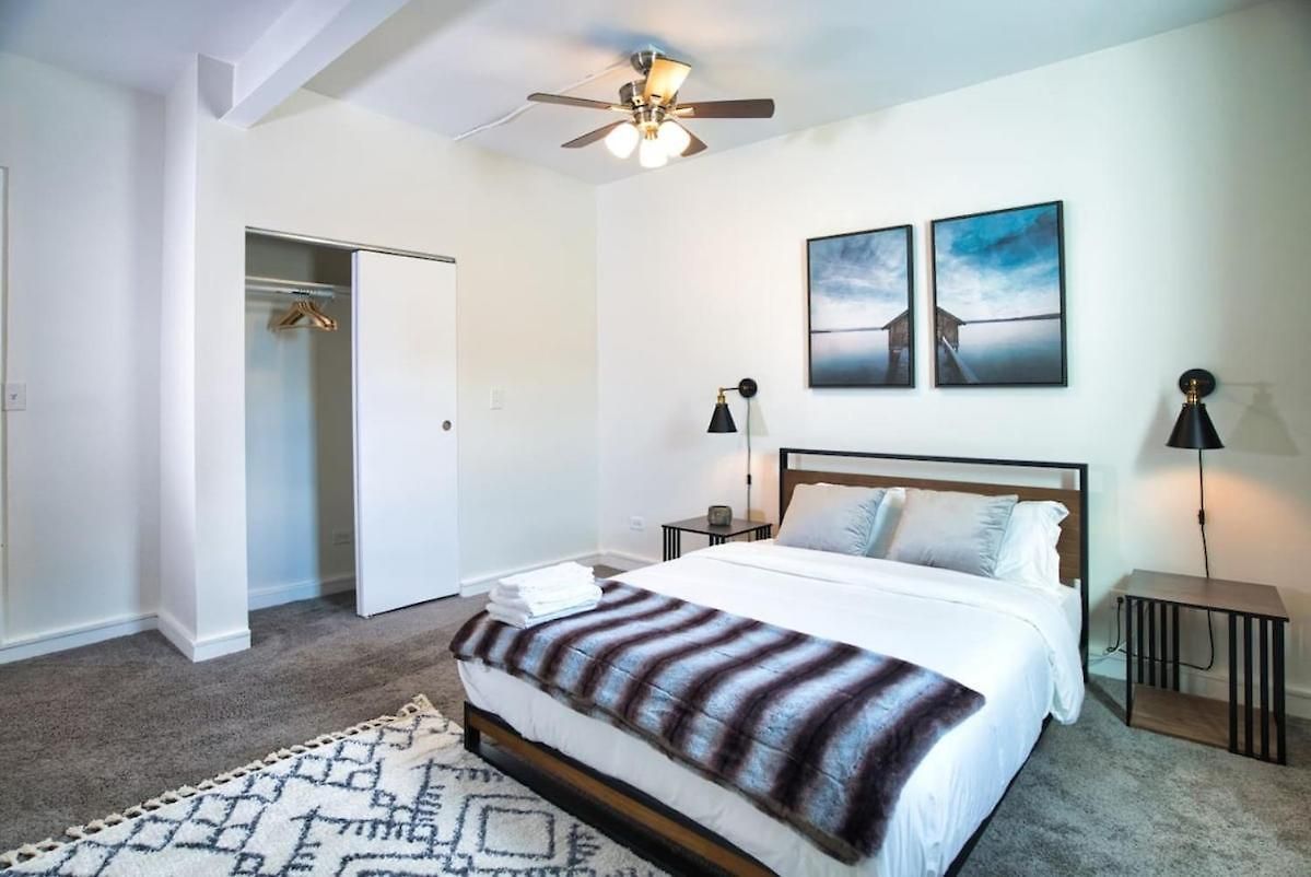 Mccormick 4br Huge Unit W/ Pool Table | Sleeps 10 * Chicago