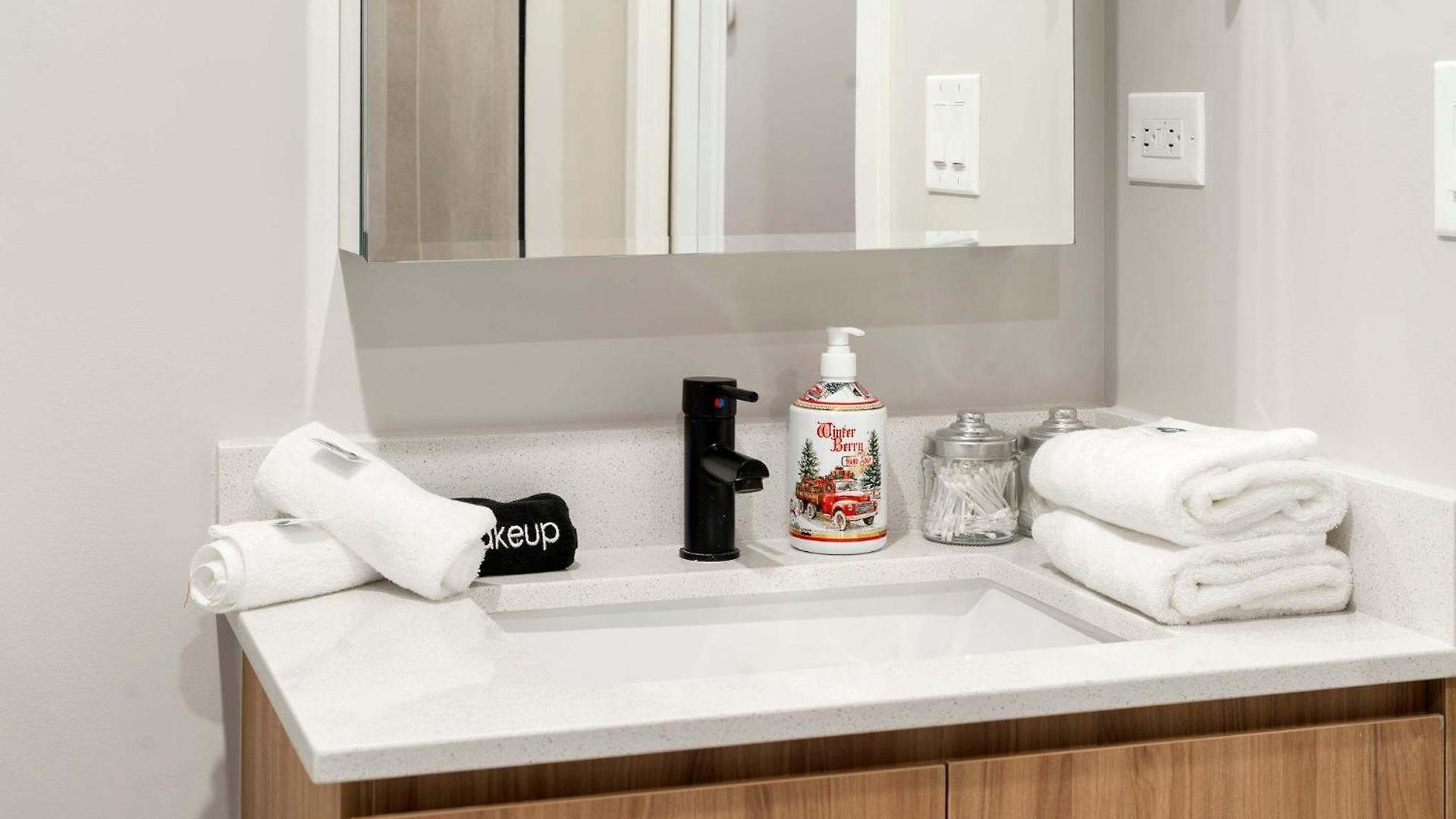 2bd 2ba Condo- Steps To With Gym & Parking Apartment