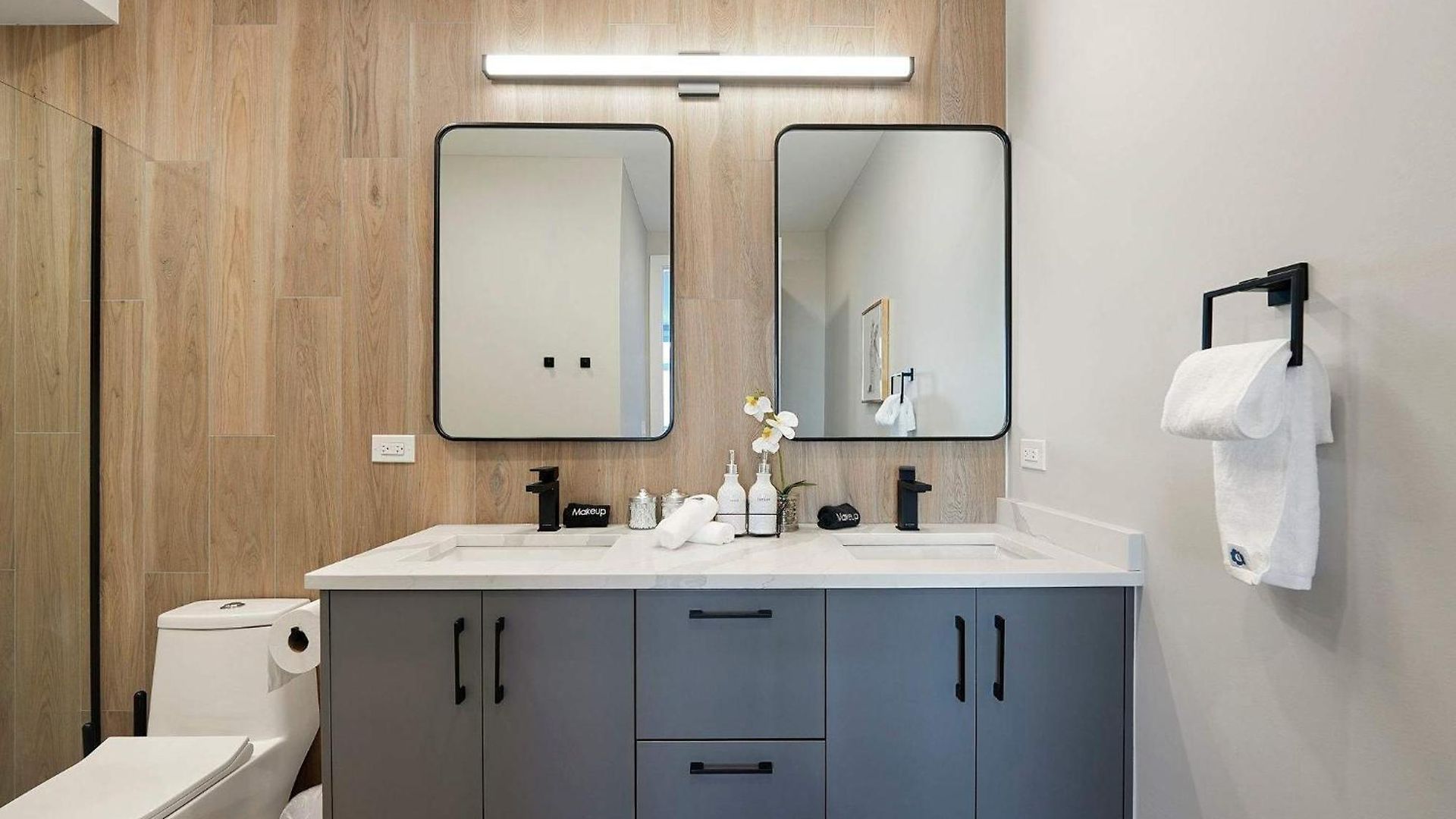 Apartment Modern By Med District With Parking & Laundry *
