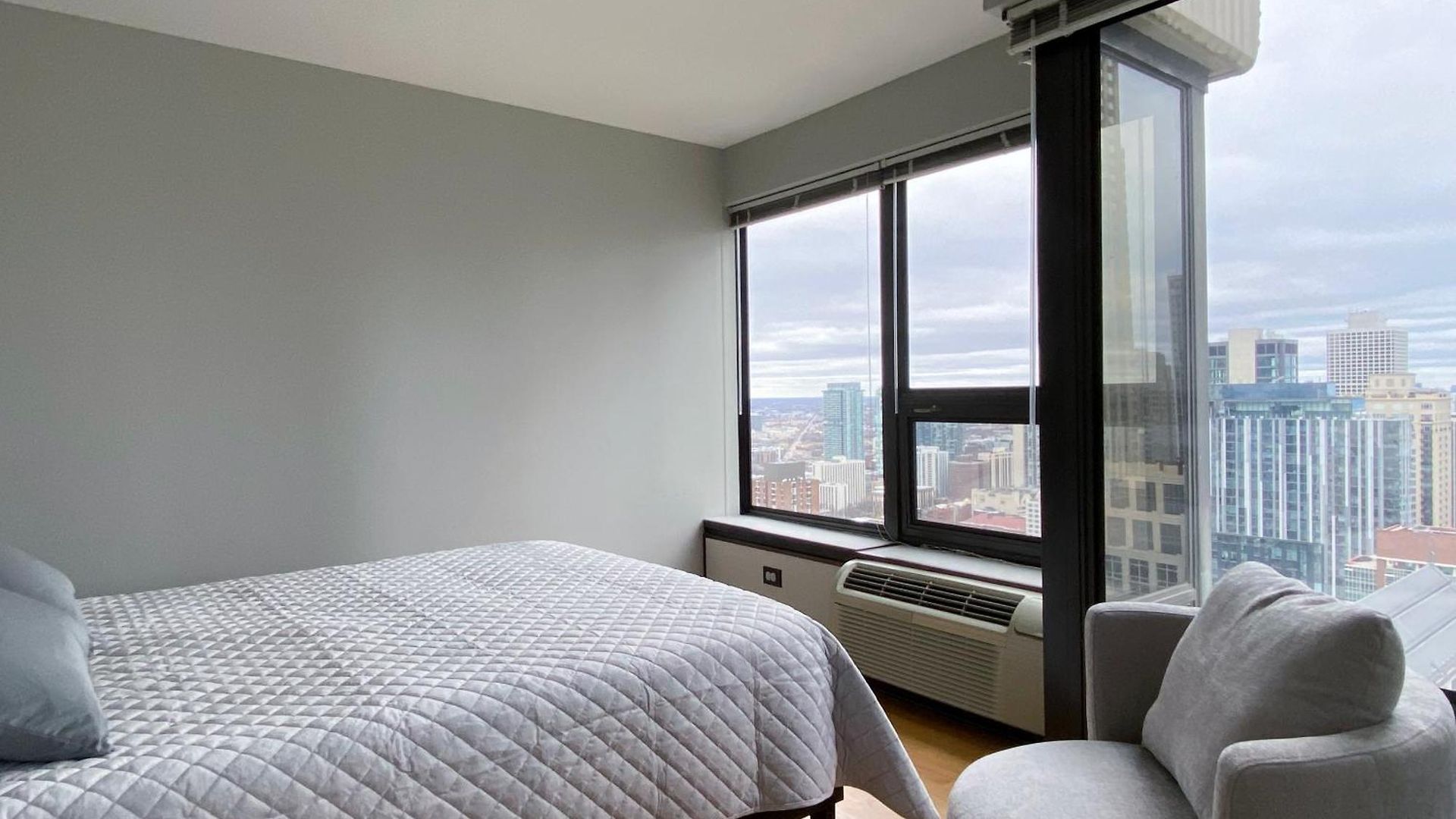 Apartment River North Magnificent Mile Condo, And Views, 43rd Floor Corner, Parking Included! *