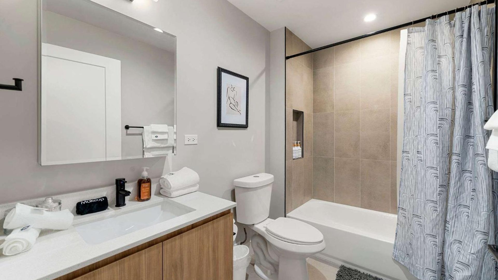 2bd 2ba Condo- Steps To With Gym & Parking Chicago