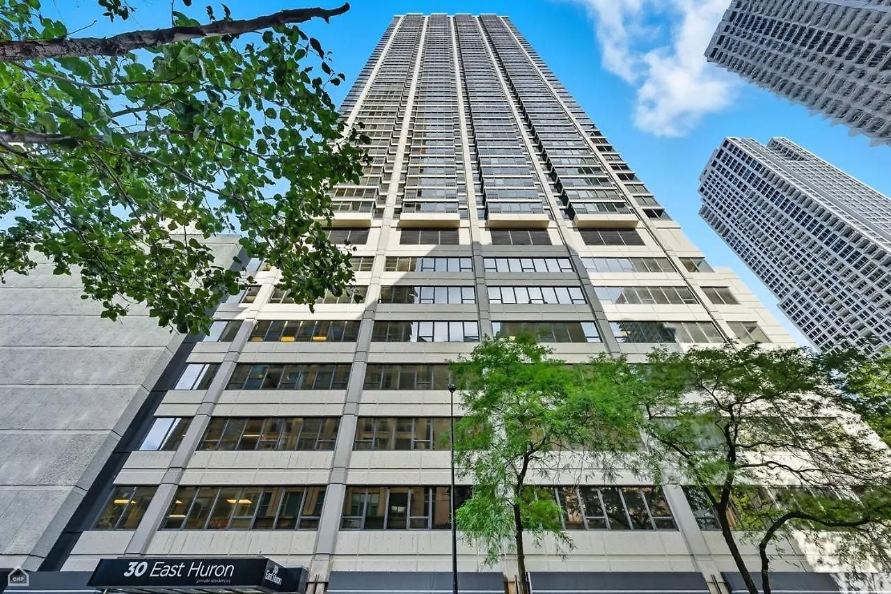 River North Magnificent Mile Condo, And Views, 43rd Floor Corner, Parking Included!