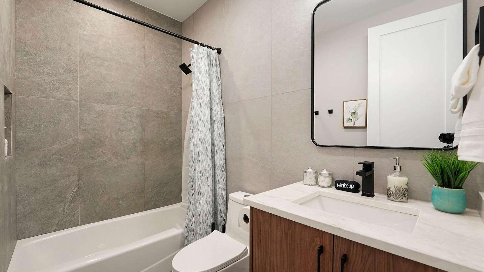 Welcoming Month Long 2bd 2ba With Parking Apartment