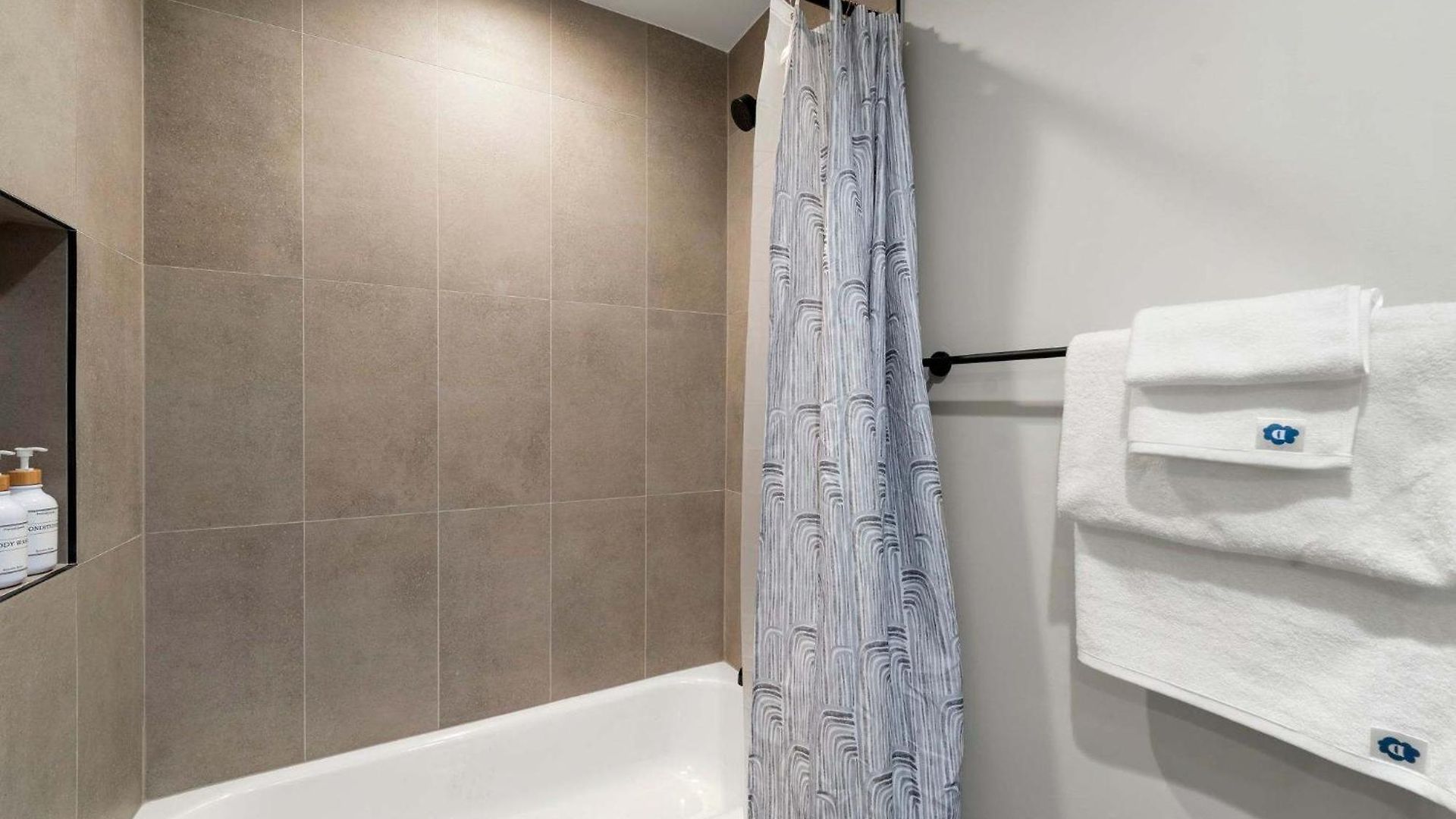 2bd 2ba Condo- Steps To With Gym & Parking * Chicago