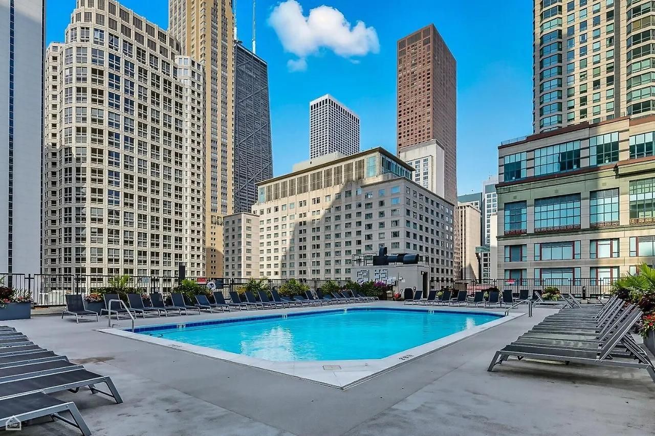 Apartment River North Magnificent Mile Condo, And Views, 43rd Floor Corner, Parking Included!