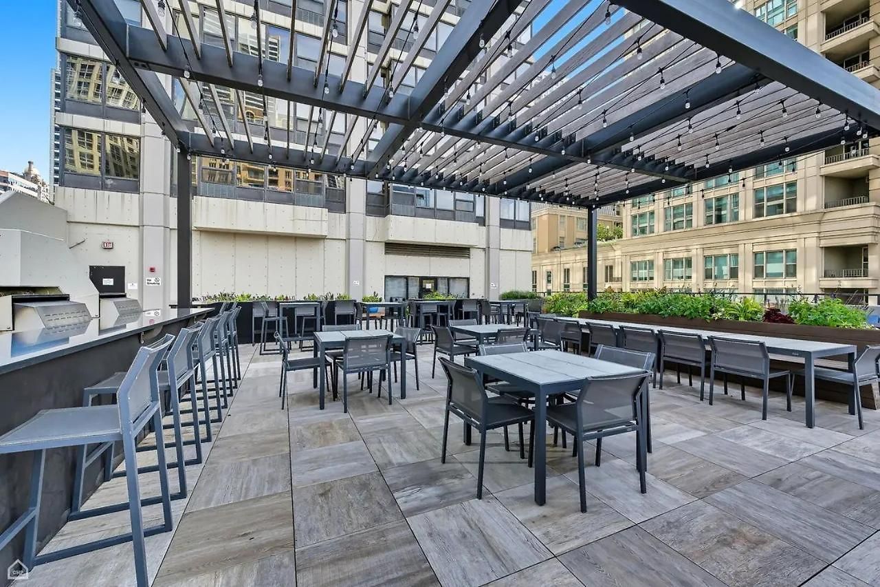 River North Magnificent Mile Condo, And Views, 43rd Floor Corner, Parking Included! Apartment