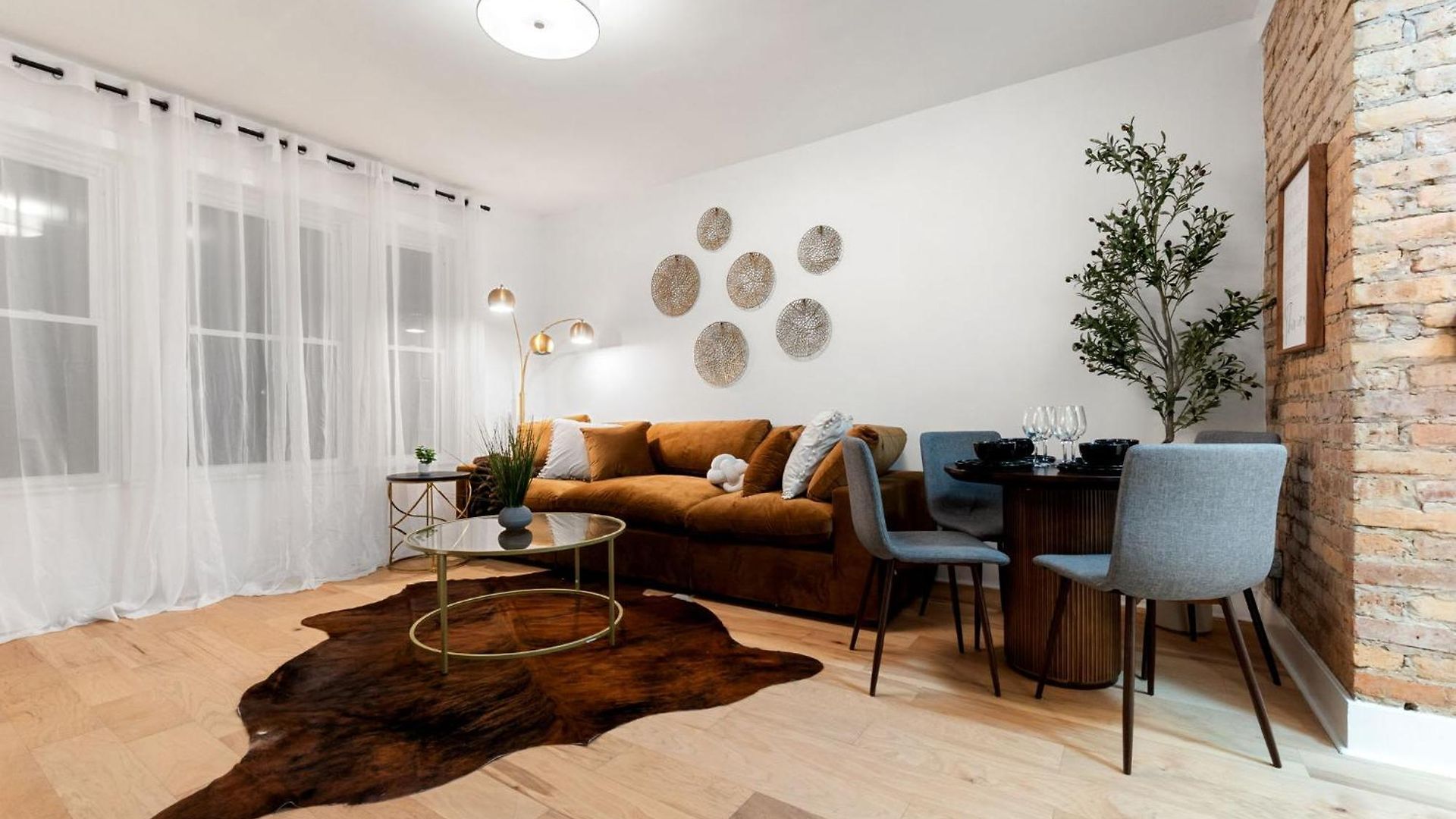 Apartment In Wrigley Close To The Field & Food