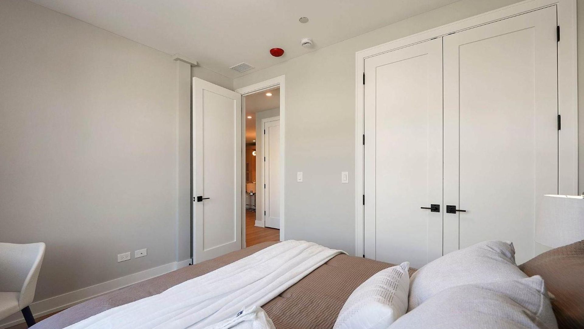 Modern By Med District With Parking & Laundry Apartment *