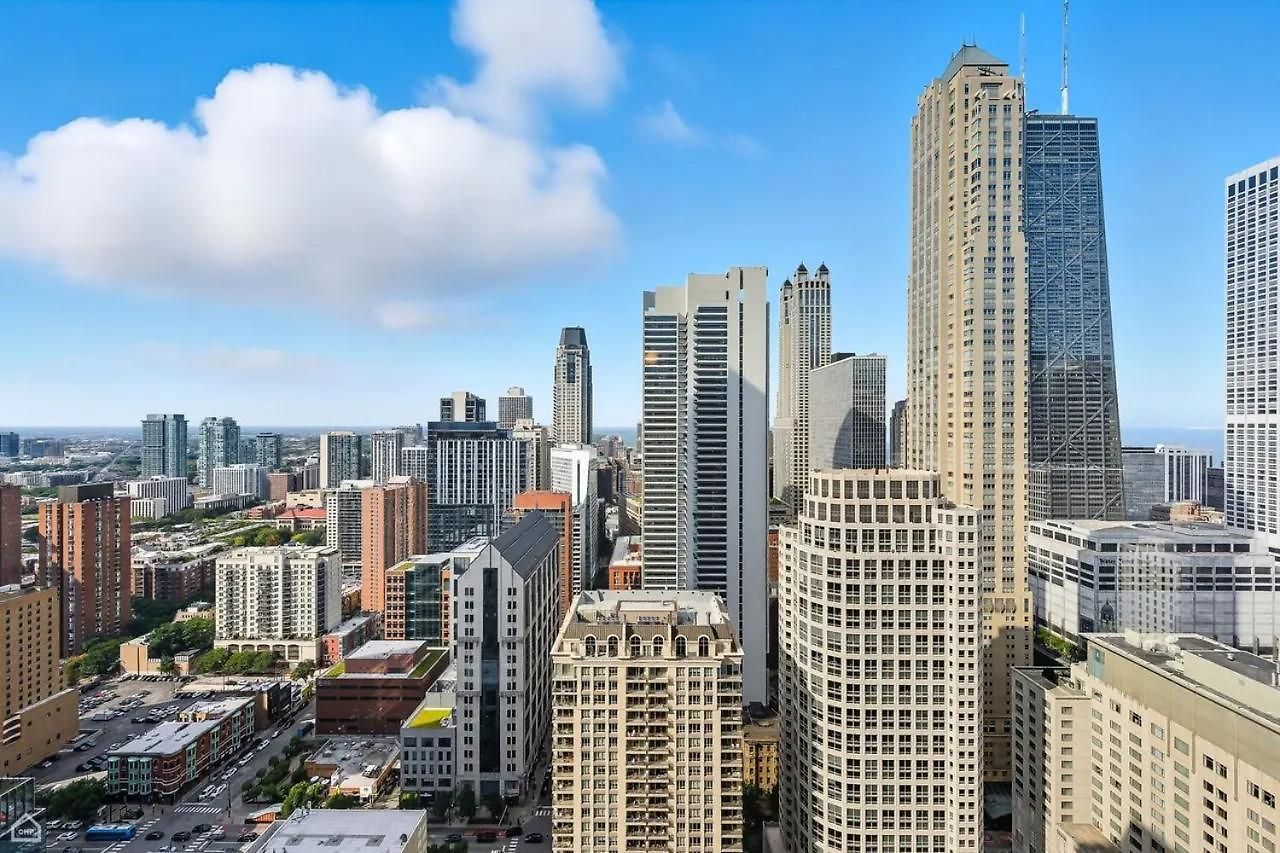 Apartment River North Magnificent Mile Condo, And Views, 43rd Floor Corner, Parking Included! *