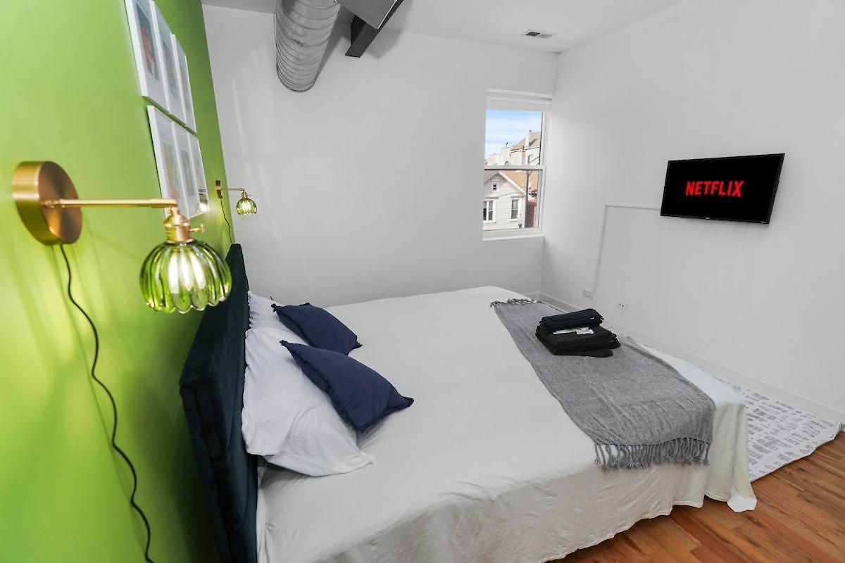 Modern 4br Pilsen Retreat Near Illinois Medical District & Downtown Chicago
