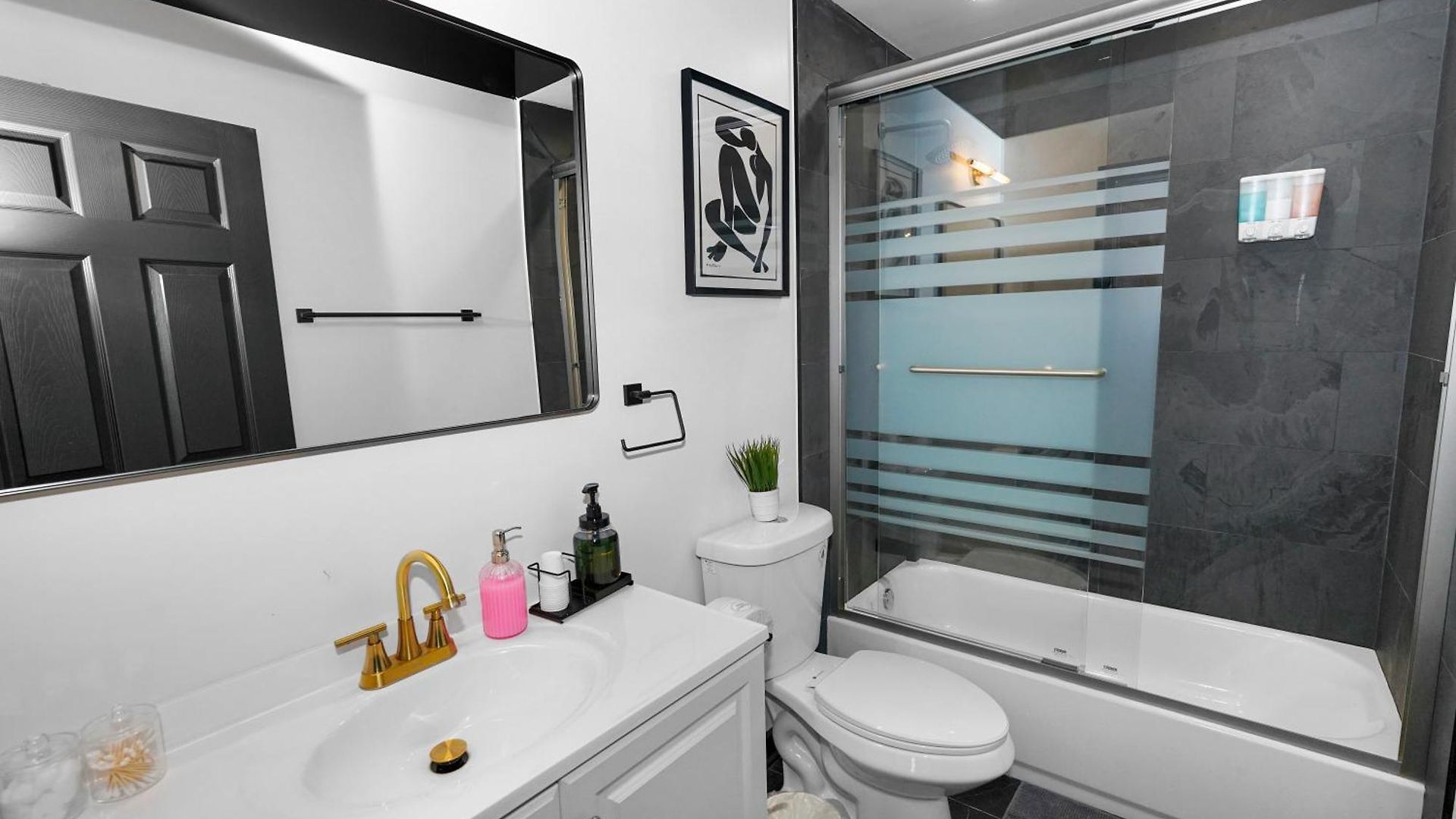 Spacious 6br Group Unit Near Mccormick & Lakefront Apartment