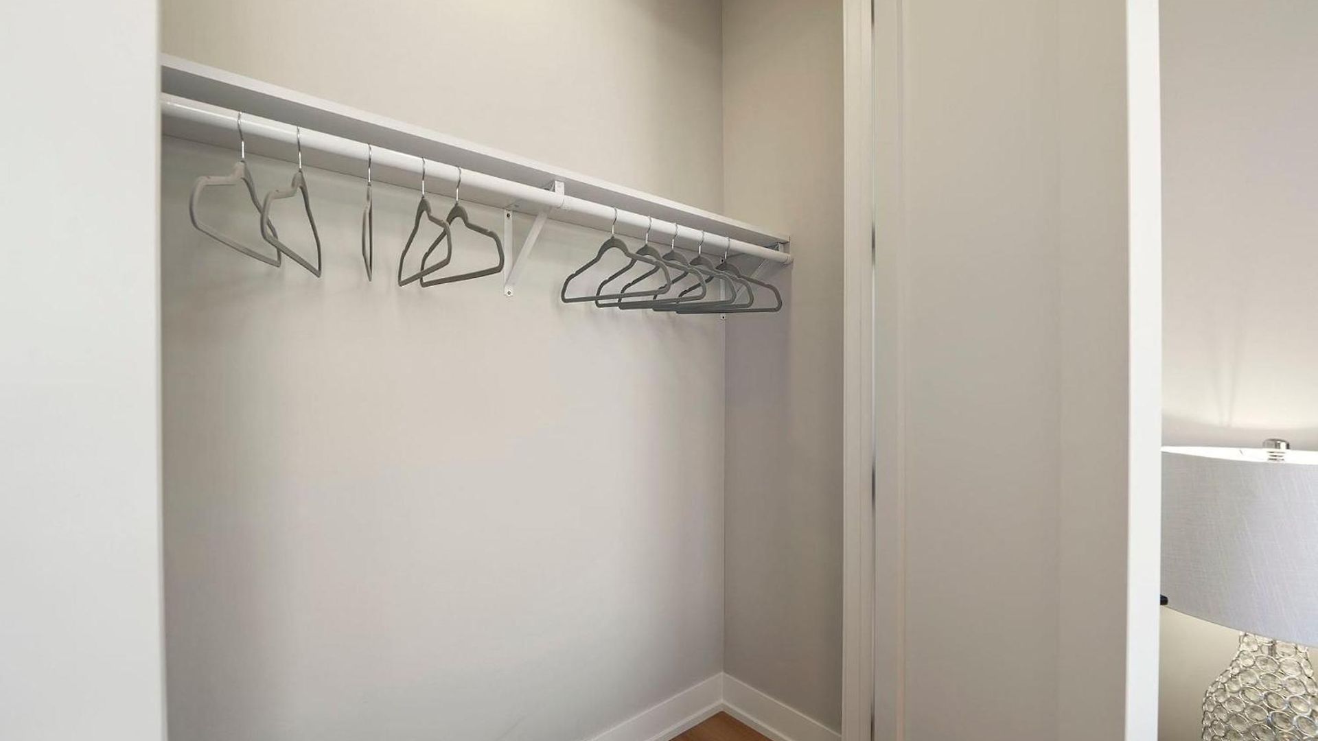 Modern By Med District With Parking & Laundry Apartment *