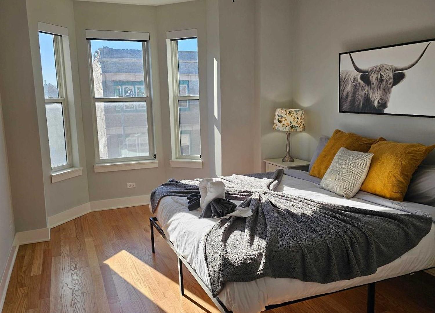 Apartment Updated 3 Bedroom Downtown Pilsen