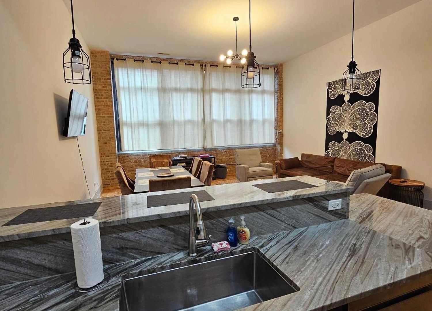 Apartment 4 Bedroom Sleeps 20 People
