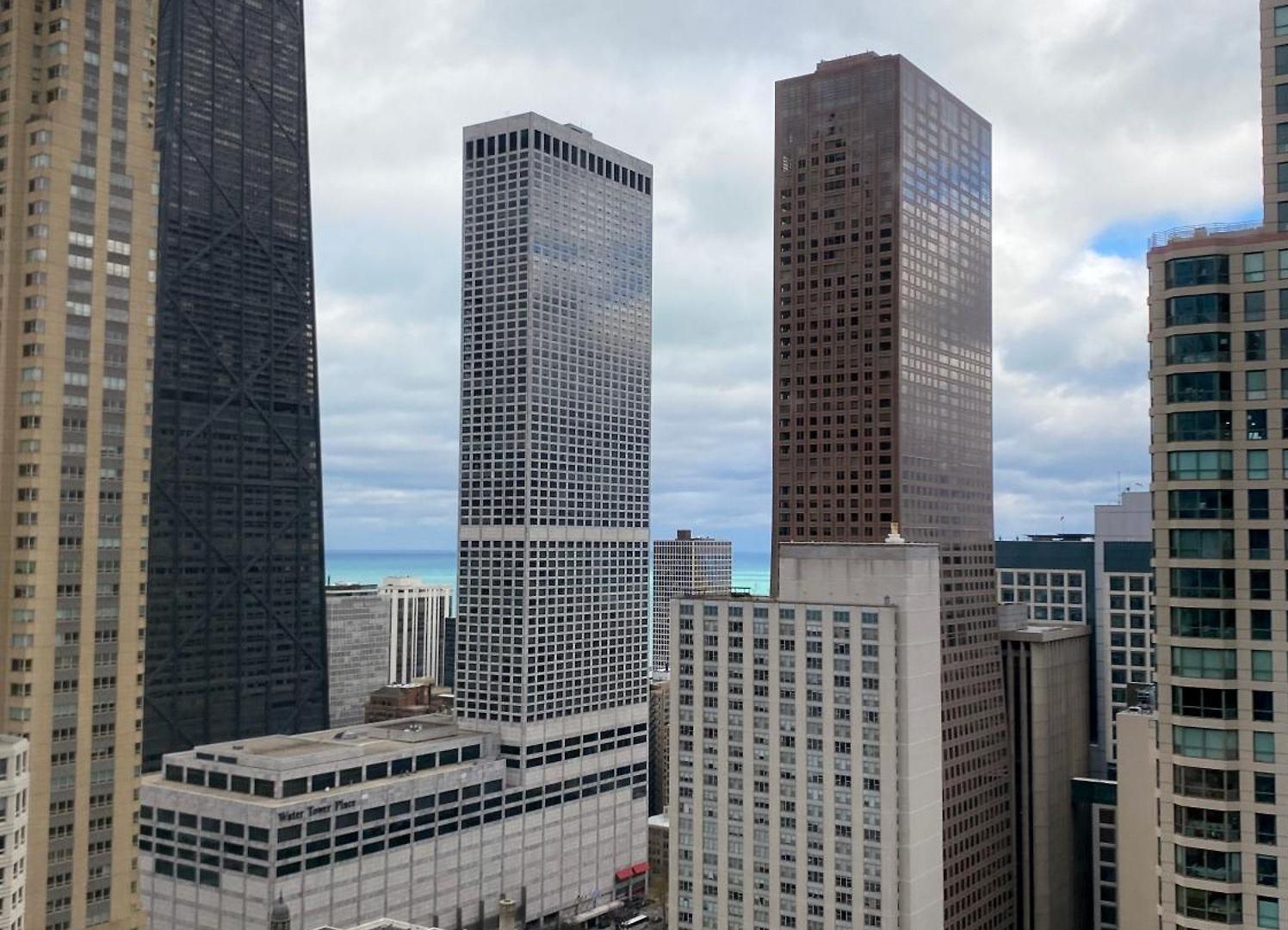 Apartment River North Magnificent Mile Condo, And Views, 43rd Floor Corner, Parking Included! *
