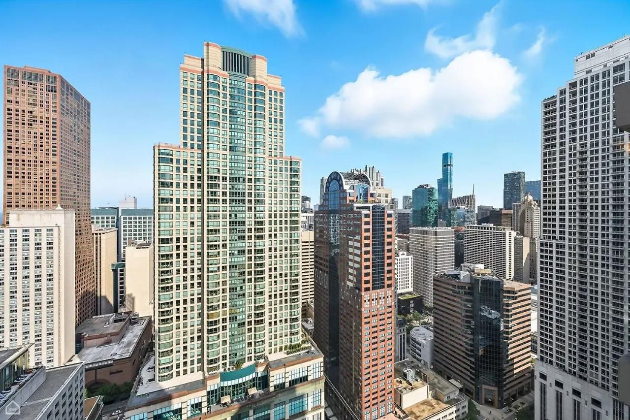 Apartment River North Magnificent Mile Condo, And Views, 43rd Floor Corner, Parking Included!