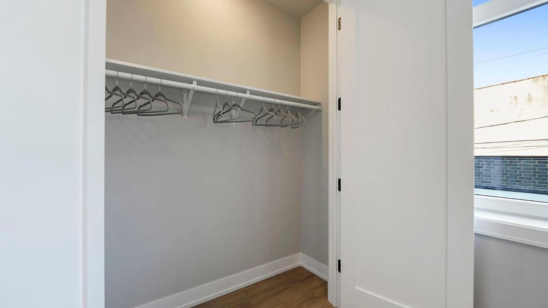 Welcoming Month Long 2bd 2ba With Parking Chicago