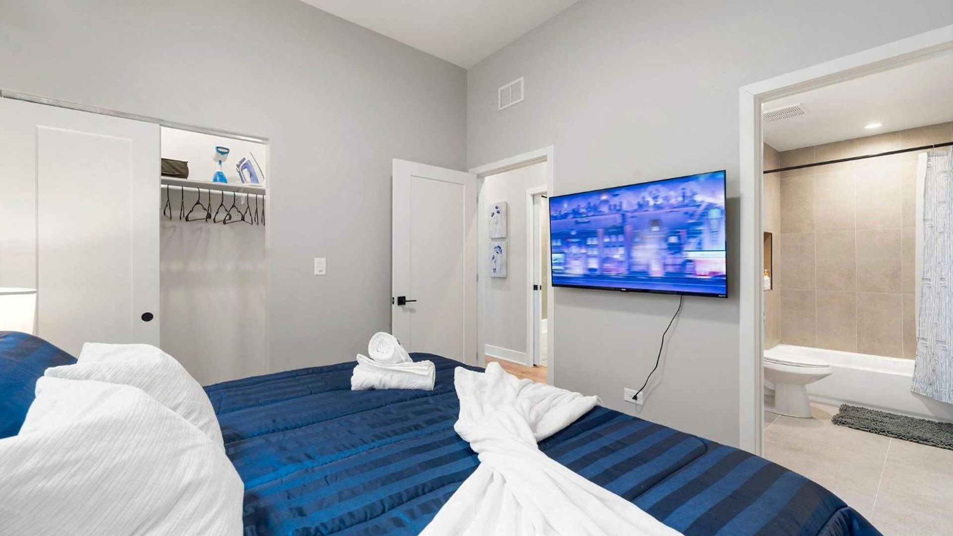 Apartment 2bd 2ba Condo- Steps To With Gym & Parking *