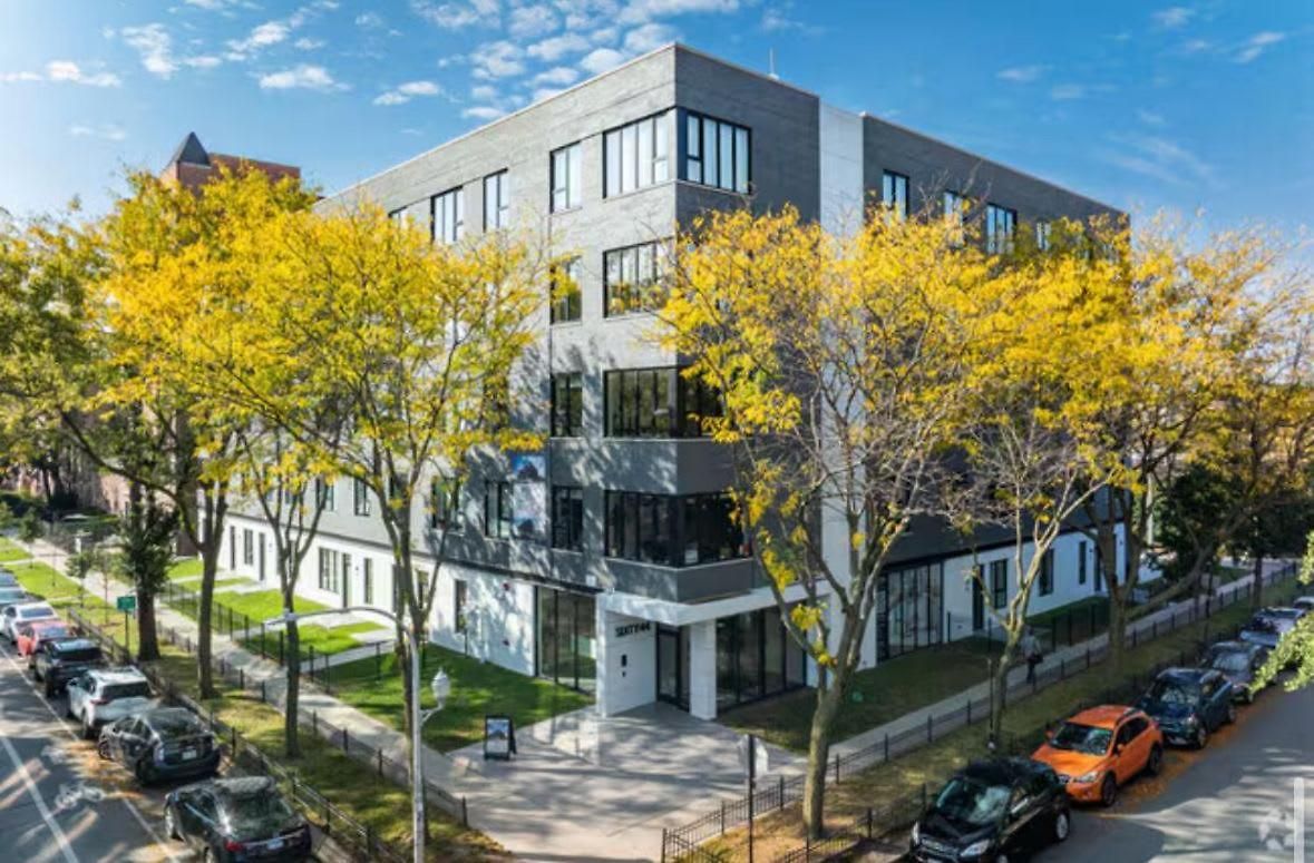 2bd 2ba Condo- Steps To With Gym & Parking Apartment Chicago