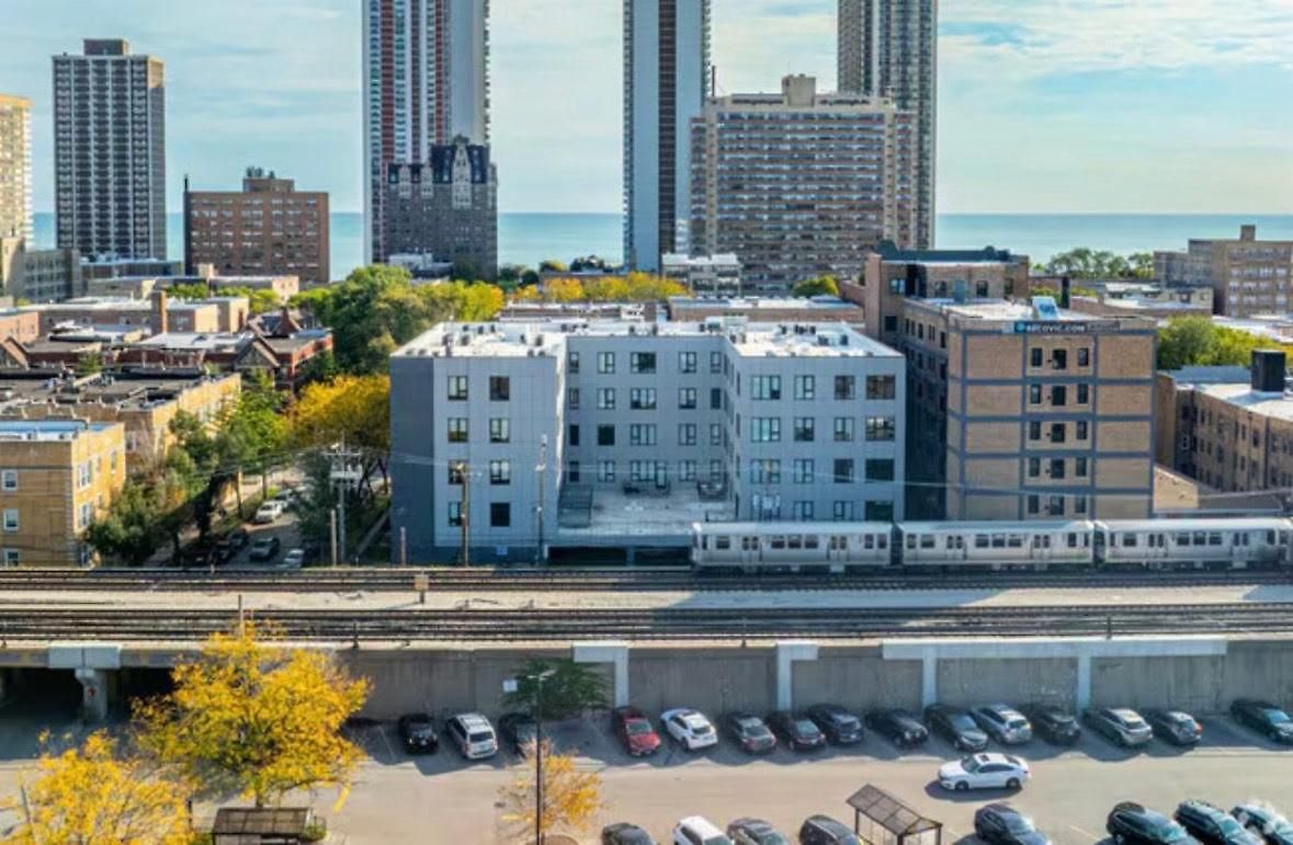 Apartment 2bd 2ba Condo- Steps To With Gym & Parking *