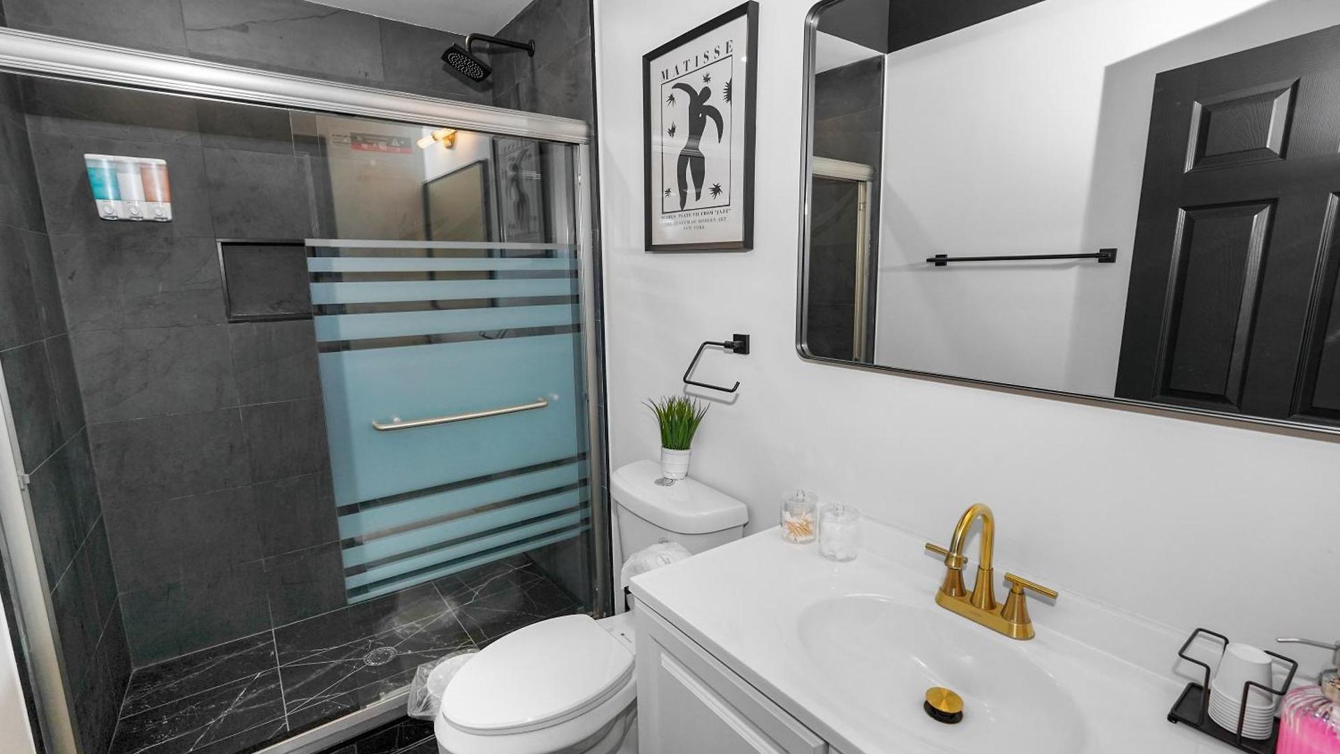 Spacious 6br Group Unit Near Mccormick & Lakefront