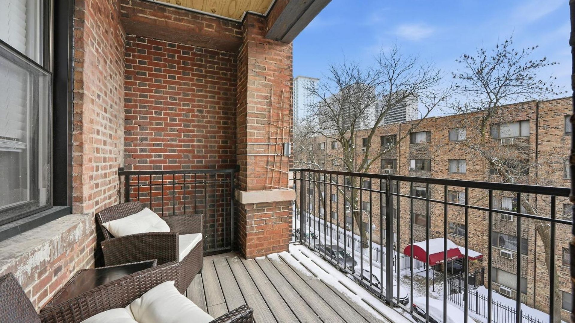 Apartment Steps From Wrigley Field And Michigan