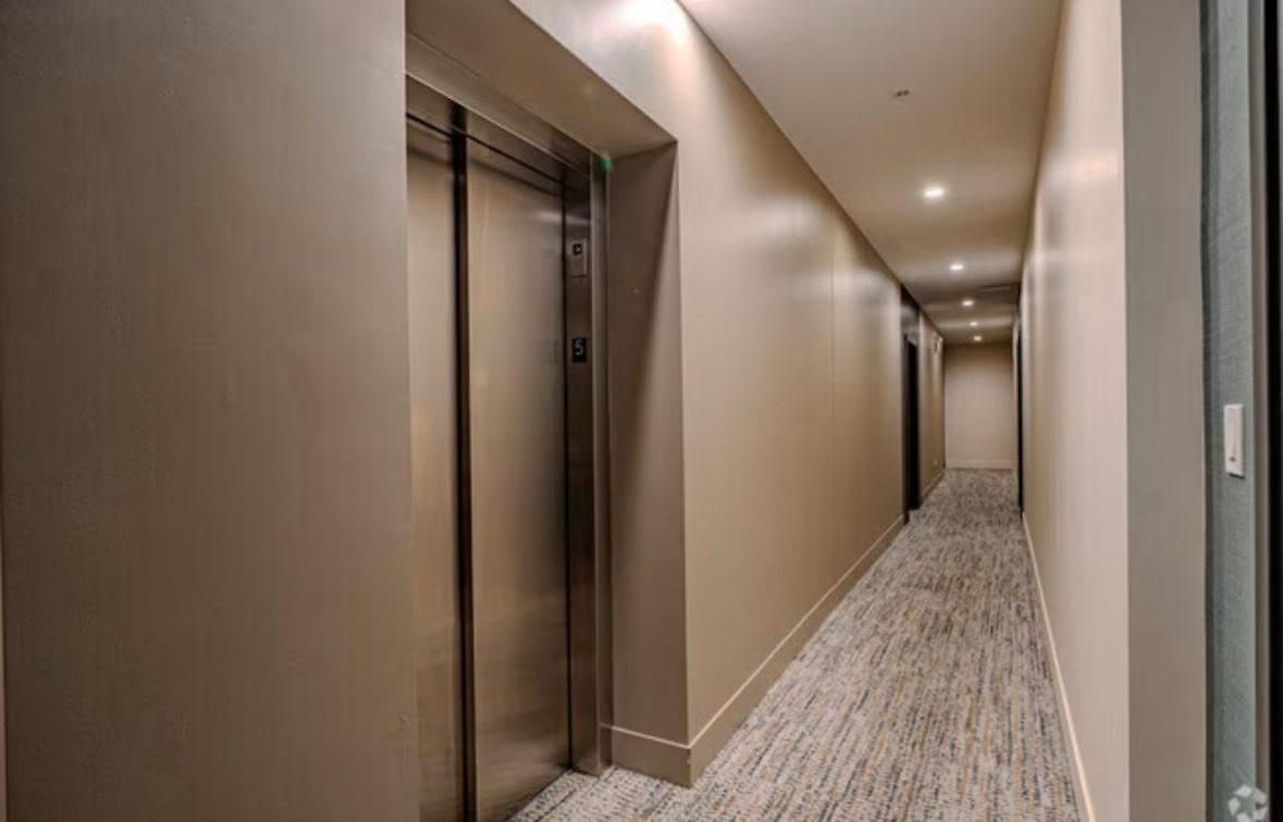 2bd 2ba Condo- Steps To With Gym & Parking Apartment *