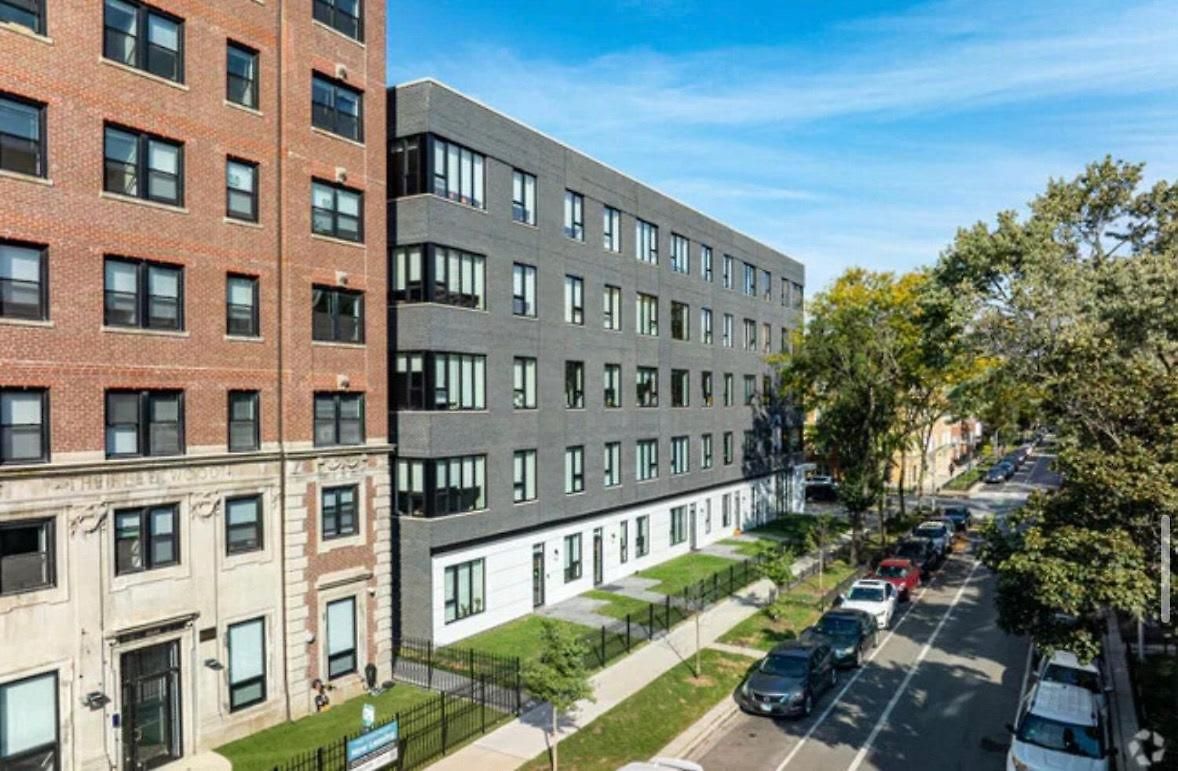 2bd 2ba Condo- Steps To With Gym & Parking Apartment *