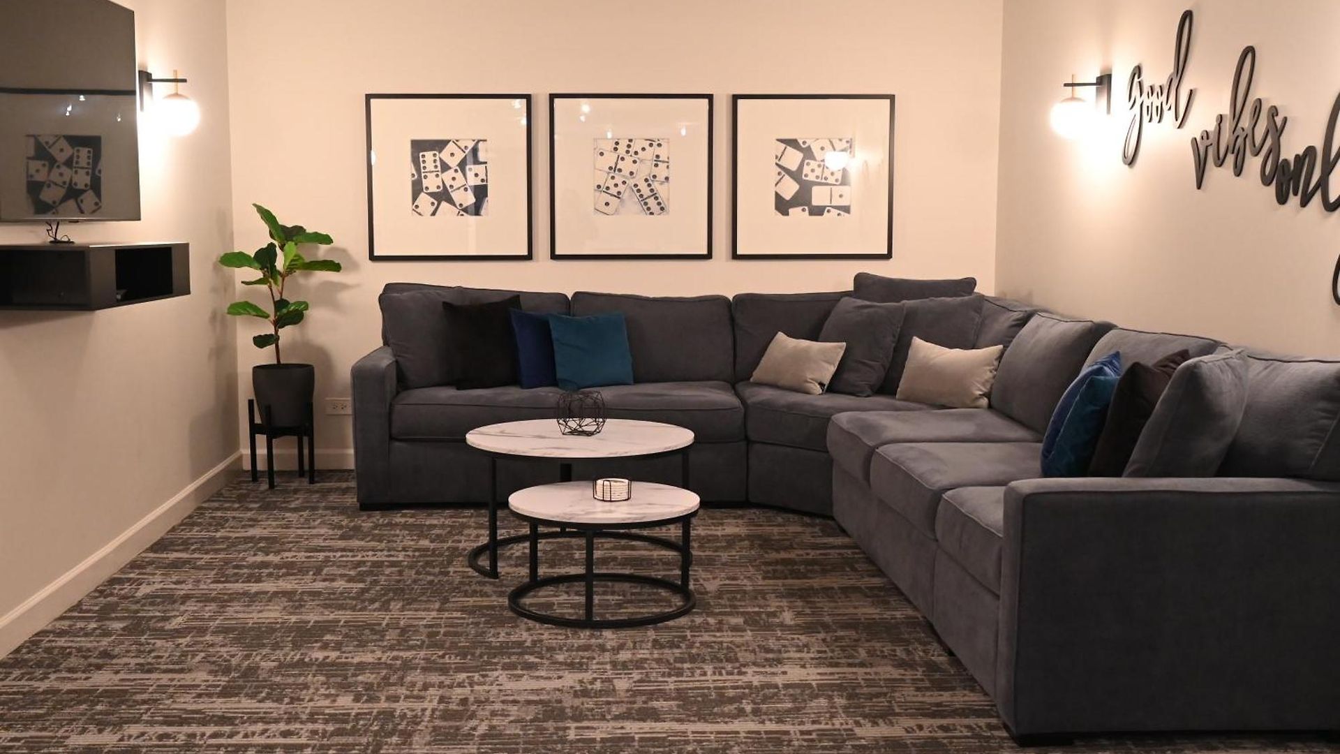 River North Magnificent Mile Condo, And Views, 43rd Floor Corner, Parking Included! Apartment Chicago
