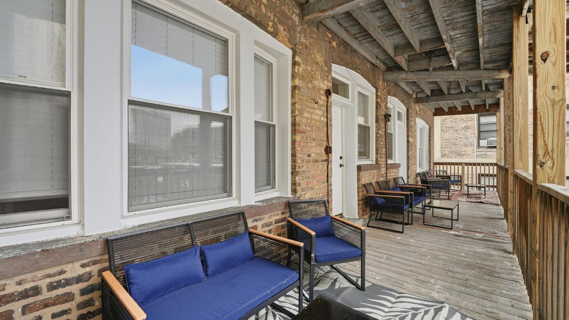 Apartment Steps From Wrigley Field And Michigan *