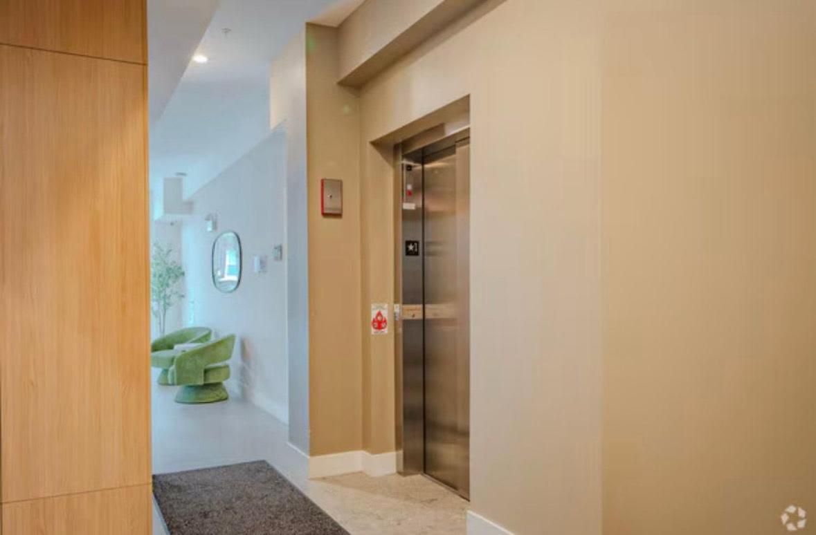2bd 2ba Condo- Steps To With Gym & Parking Apartment *