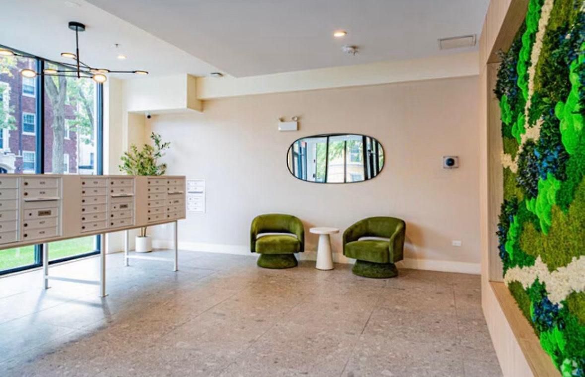 2bd 2ba Condo- Steps To With Gym & Parking Apartment