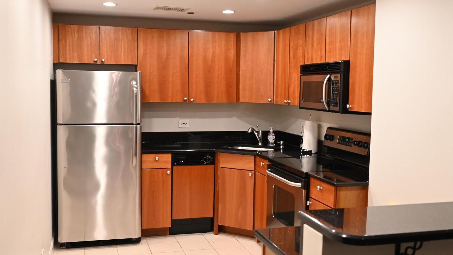 River North Magnificent Mile Condo, And Views, 43rd Floor Corner, Parking Included! *