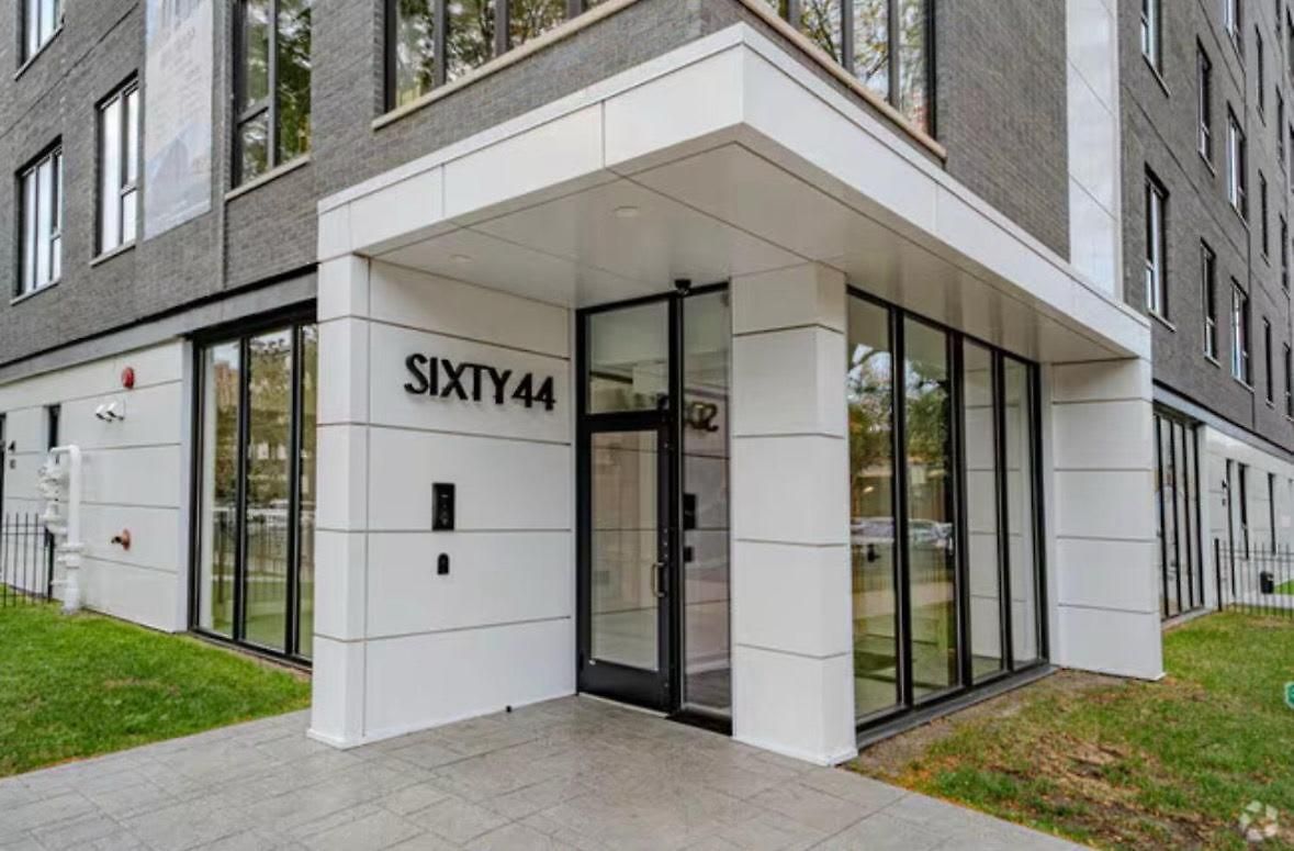 2bd 2ba Condo- Steps To With Gym & Parking *