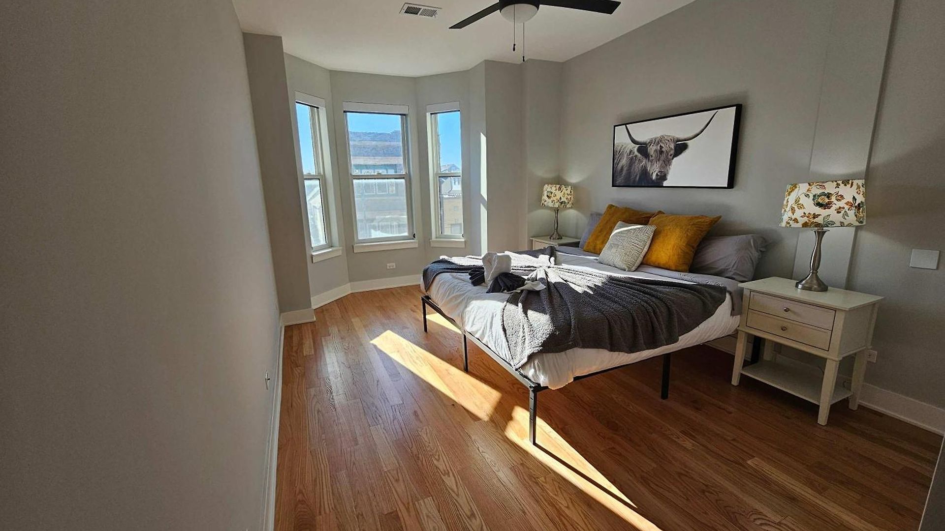 Apartment Updated 3 Bedroom Downtown Pilsen *