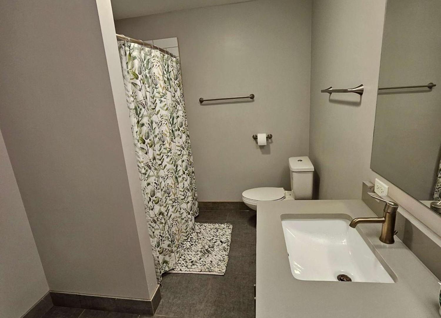 4 Bedroom Sleeps 20 People * Chicago