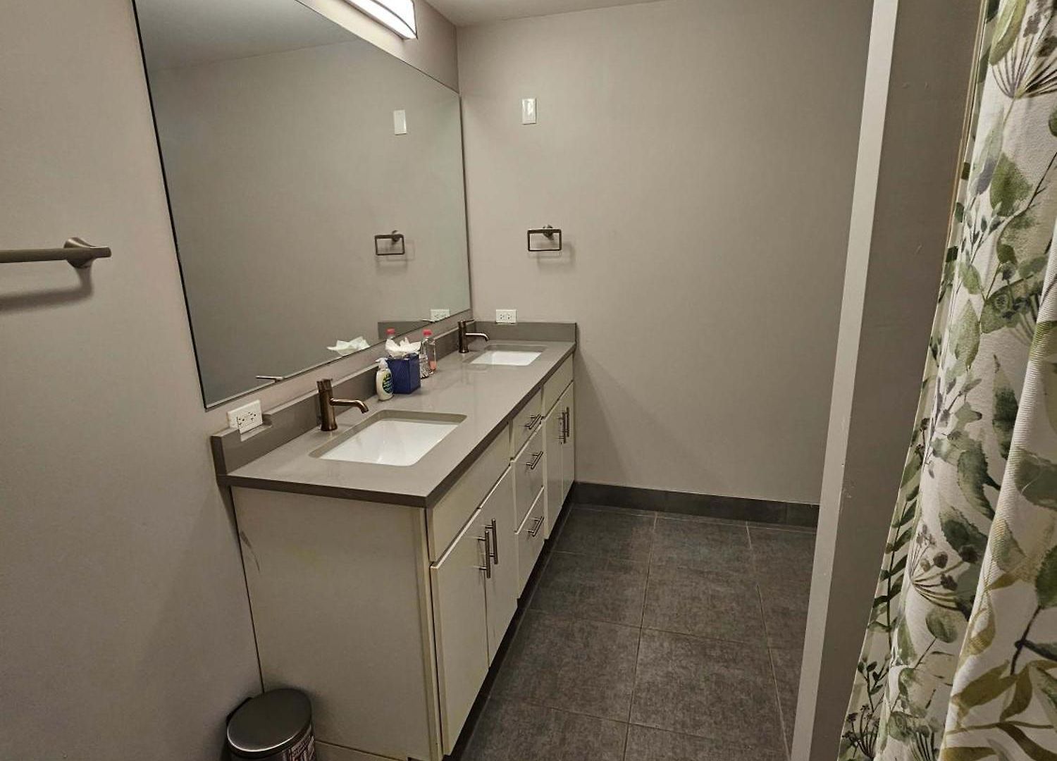 Apartment 4 Bedroom Sleeps 20 People