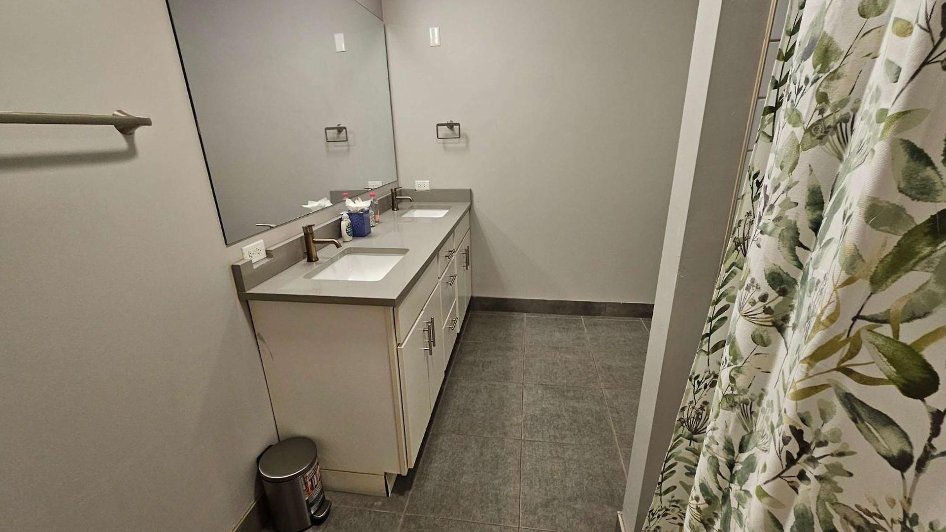 Apartment 4 Bedroom Sleeps 20 People